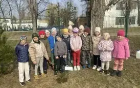 Sadzimy drzewka w naszym ogrodzie przedszkolnym 40