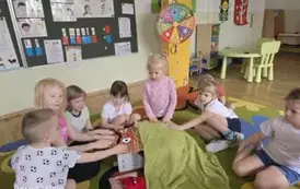 Kolorowy potw&oacute;r - doktor od emocji 9
