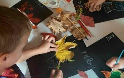 Zdjęcie do Realizacja  projektu edukacyjnego  Fa-La-Mi w Nutkach   - Jesień &ndash; malowanie z użyciem dar&oacute;w jesieni