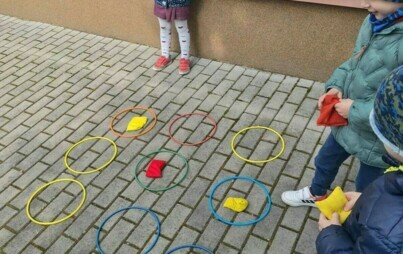 Zdjęcie do Oddział VI Nutki  zabawy matematyczno - ruchowe na świeżym powietrzu