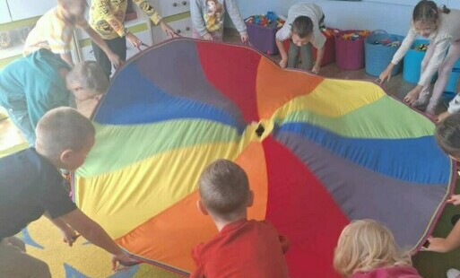 Zdjęcie do Dzień Przedszkolaka w Zuchach - Zabawy z chustą animacyjną