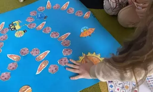 Zdjęcie do Zuchy konstruują grę planszową
