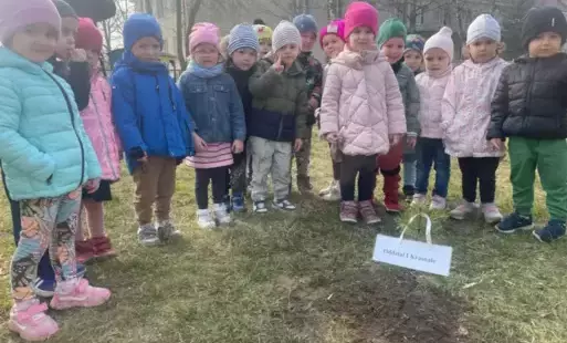 Zdjęcie do Sadzimy drzewka w naszym ogrodzie przedszkolnym