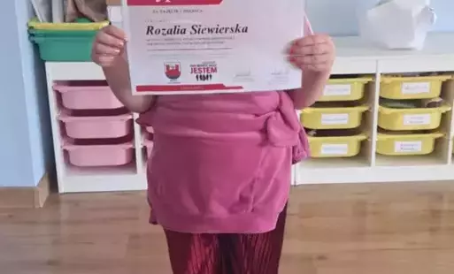 Zdjęcie do Gratulacje dla Rozalii S. z oddziału VII Zuchy za I zajęcie I miejsca w Konkursie &bdquo; Nie m&oacute;wię szeptem, gdy m&oacute;wię skąd jestem&rdquo;.