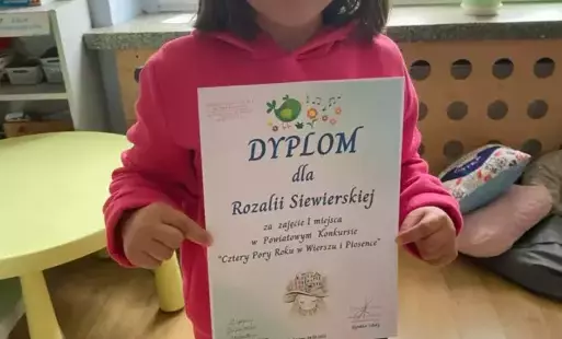 Dziewczynka z dyplomem 