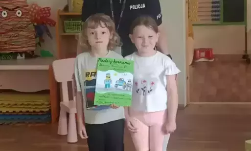 dzieci z panią policjantką