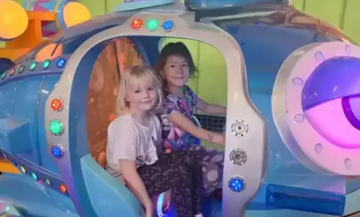 dziewczynki w karuzeli samolot