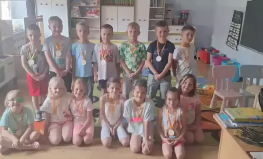 dzieci z medalami z projektu