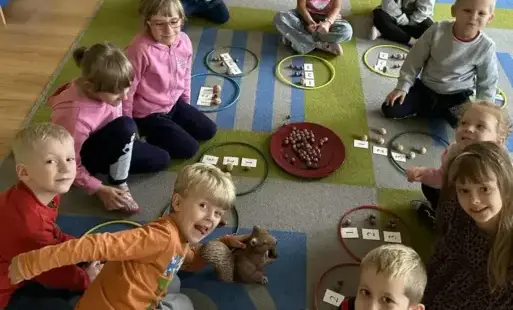 Zdjęcie do Matematyczne zabawy z darami jesieni w oddziale IV Promyki