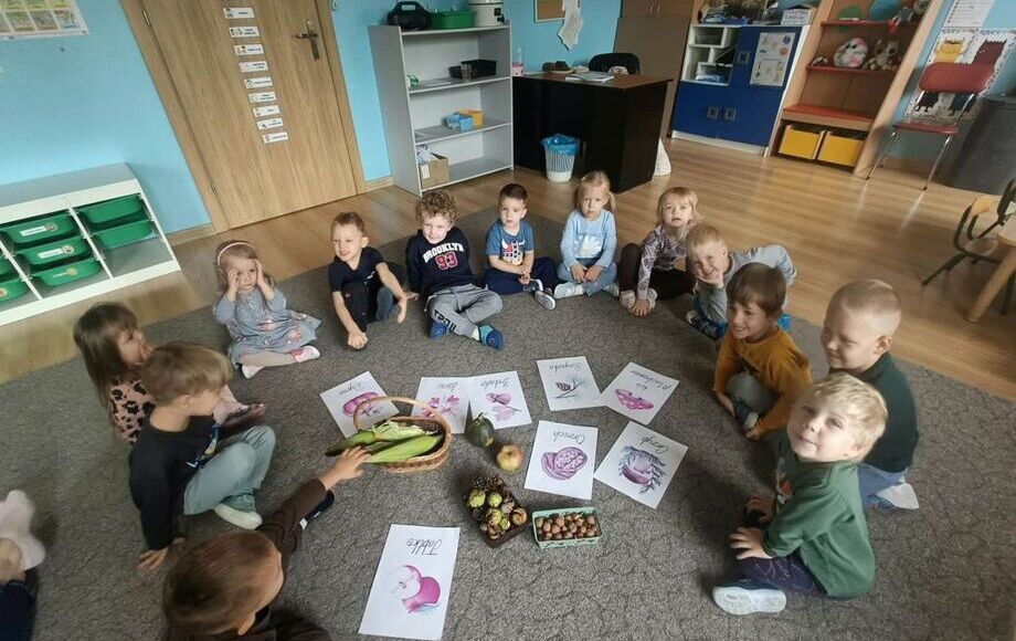 Dzieci z grupy Pszczółki z Oddziału II poznają dary jesieni