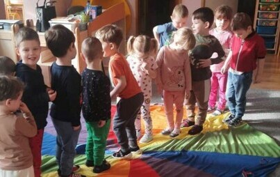 Zdjęcie do  Zabawy z chustą animacyjną w Biedronkach