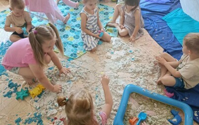 Zdjęcie do Z Kicią Kocią maluchy zmieniają sie w Zuchy - Kicia Kocia na plaży